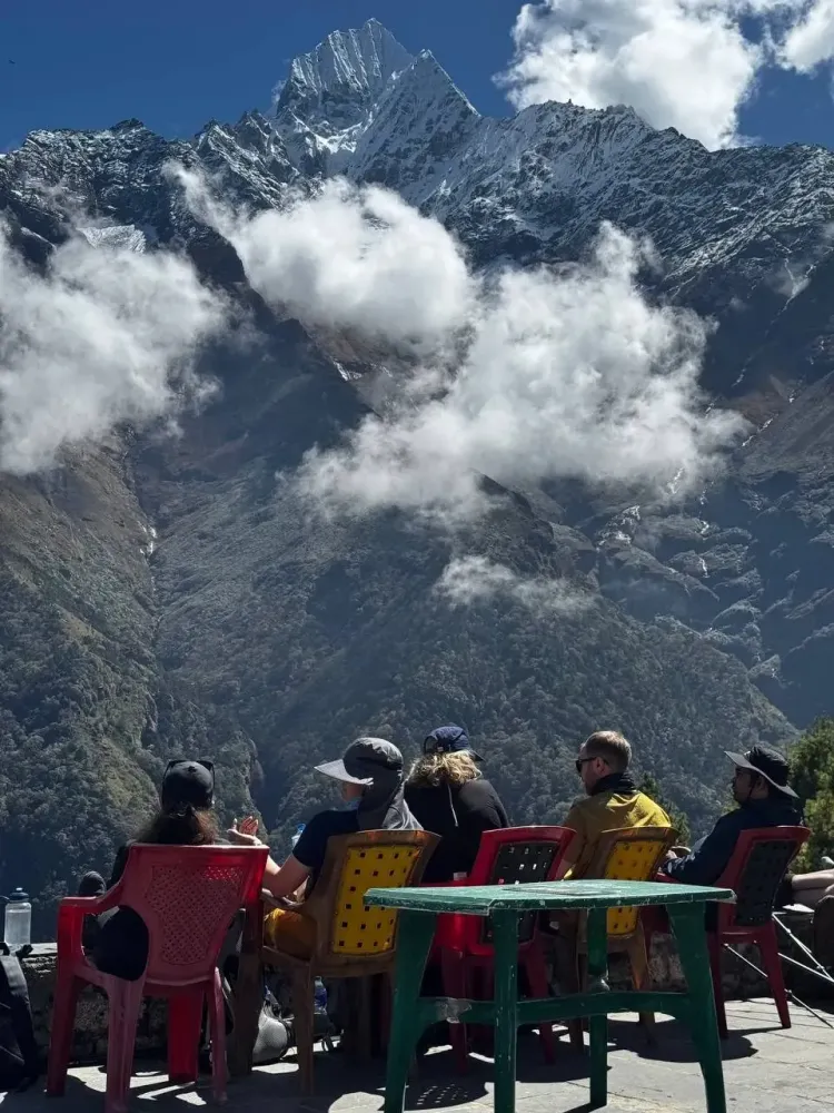 Отдых группы на веранде лоджии с видом на горы