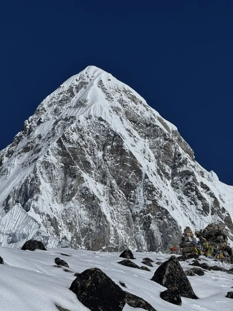 Остроконечная вершина Гималаев в ясный день